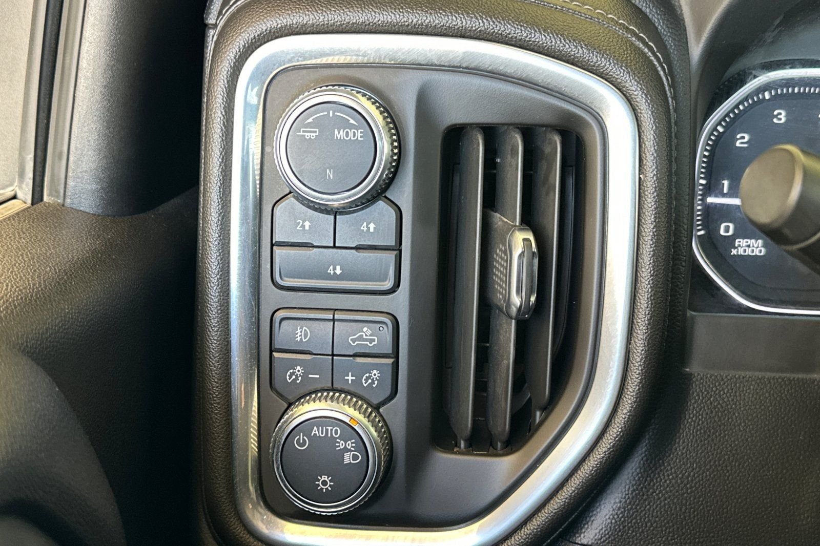 Used 2022 White GMC SLE image 25