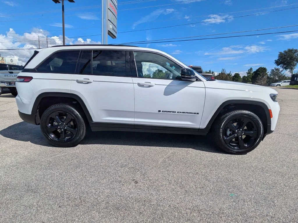 New 2027 Bright White Clear-Coat Paint Jeep  image 3