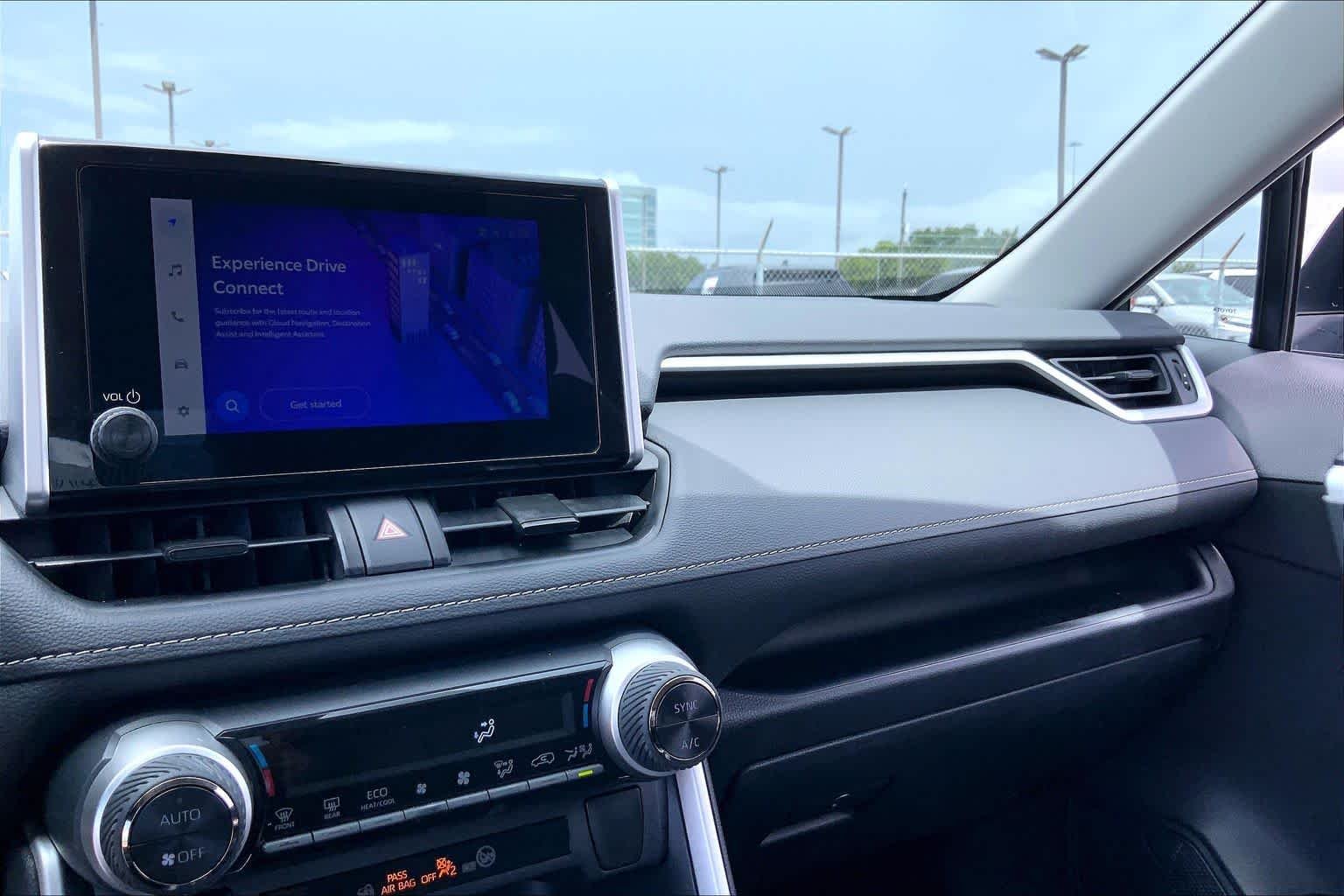 Used 2025 Ice Cap Toyota Hybrid XLE image 35