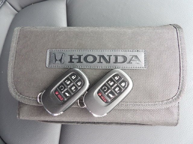 Certified Used 2025 Solar Silver Metallic Honda Touring image 9