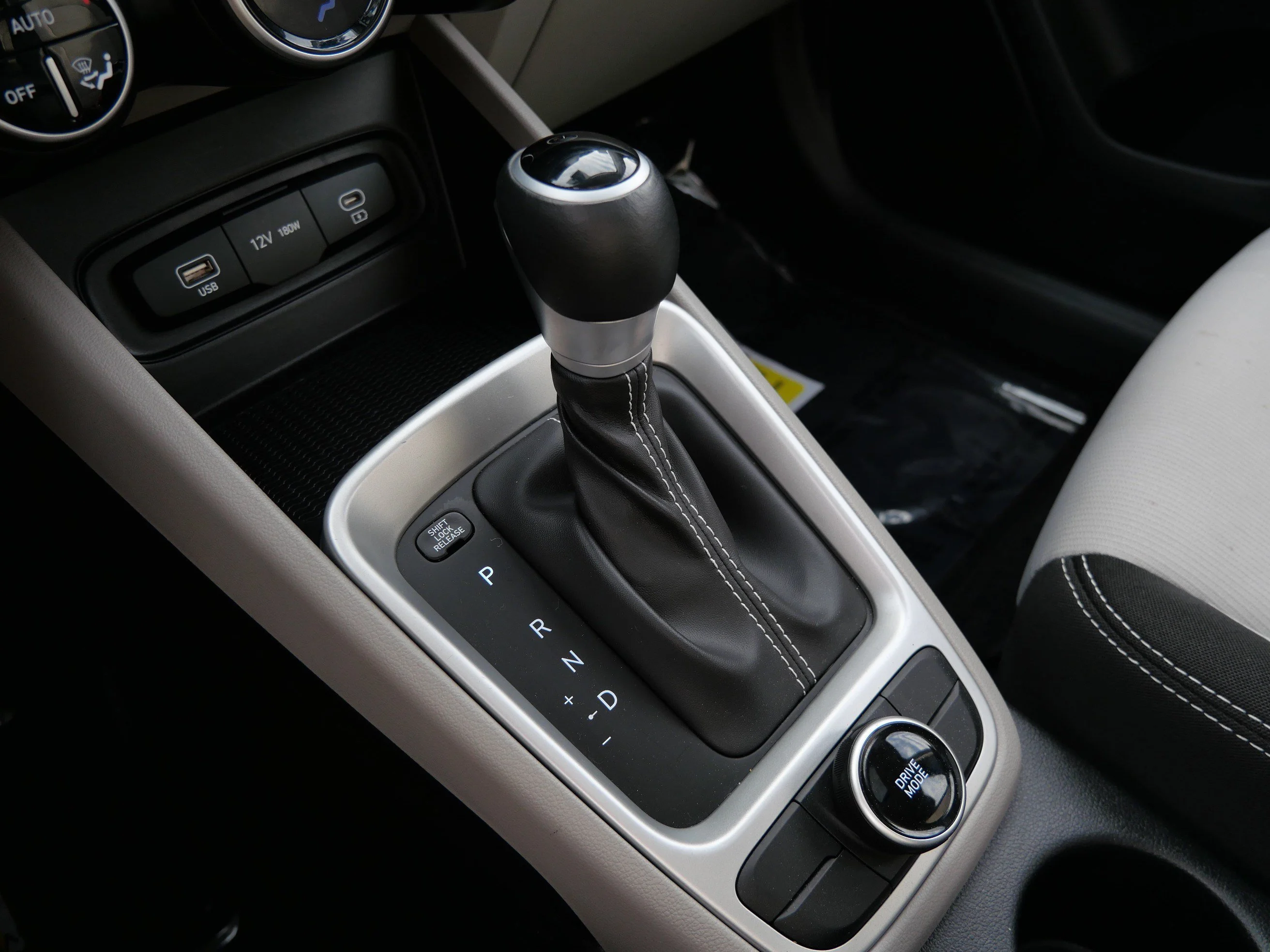 2025 Hyundai Venue SEL - Photo 30