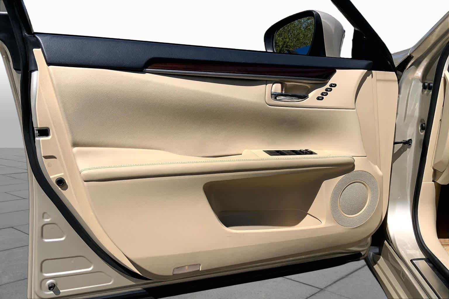 Used 2014 Satin Cashmere Metallic Lexus  image 22