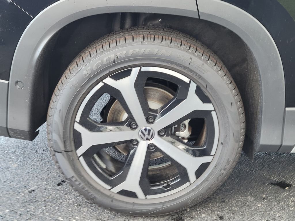 New 2026 Black Volkswagen 2.0T SE image 5