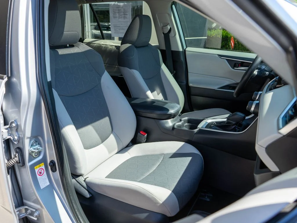 Used 2019 Silver Toyota XLE image 9