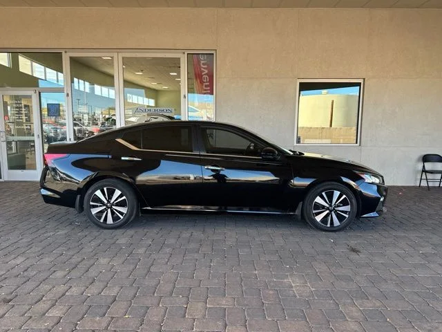Used 2022 Black Nissan 2.5 SV image 5