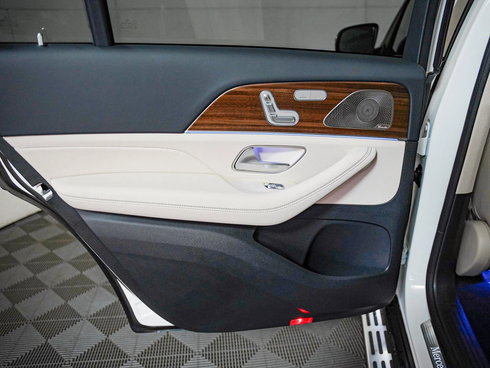 New 2026 Polar White Mercedes-Benz 4MATIC® image 25