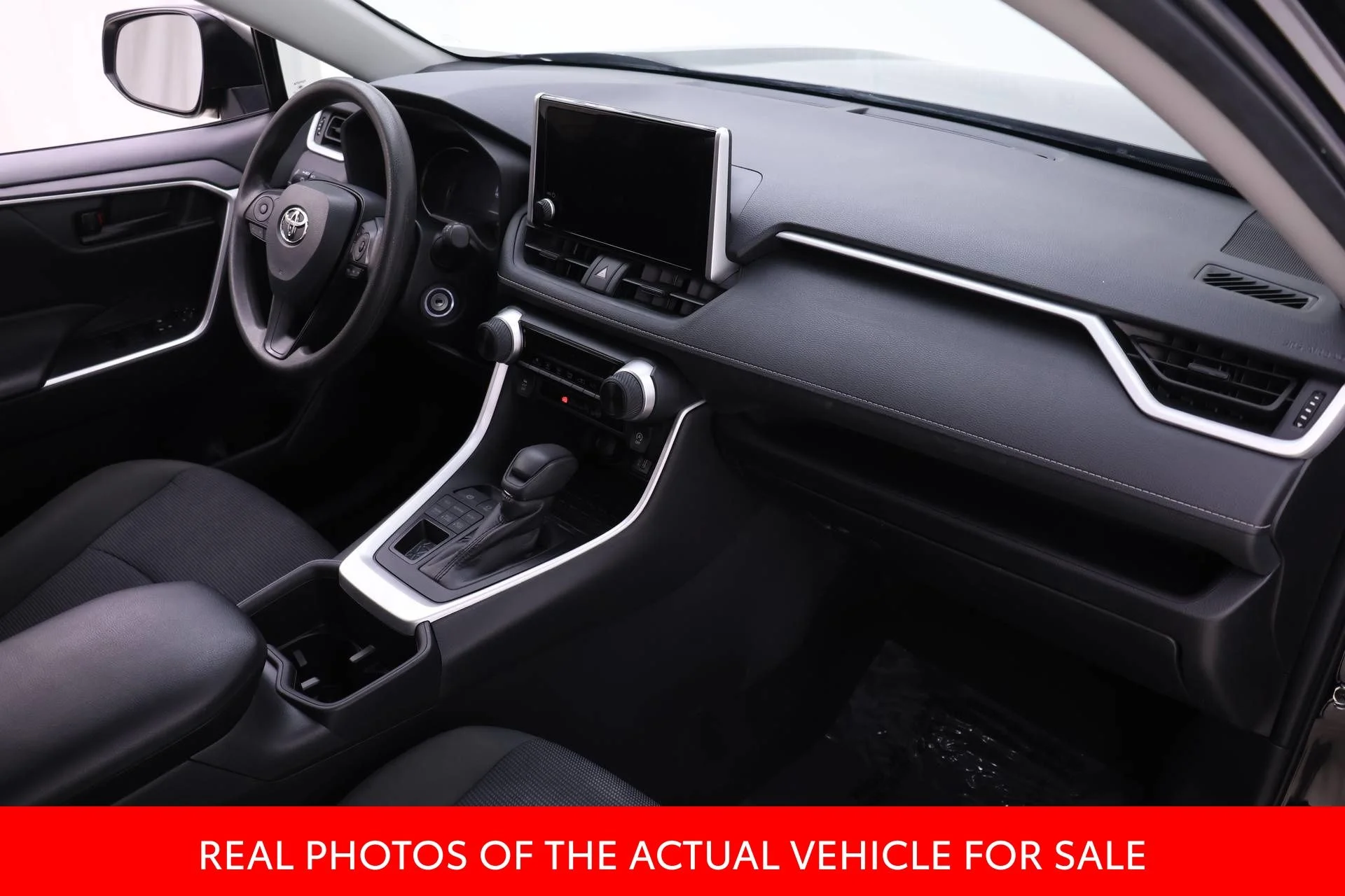 2024 Toyota RAV4 LE - Photo 16