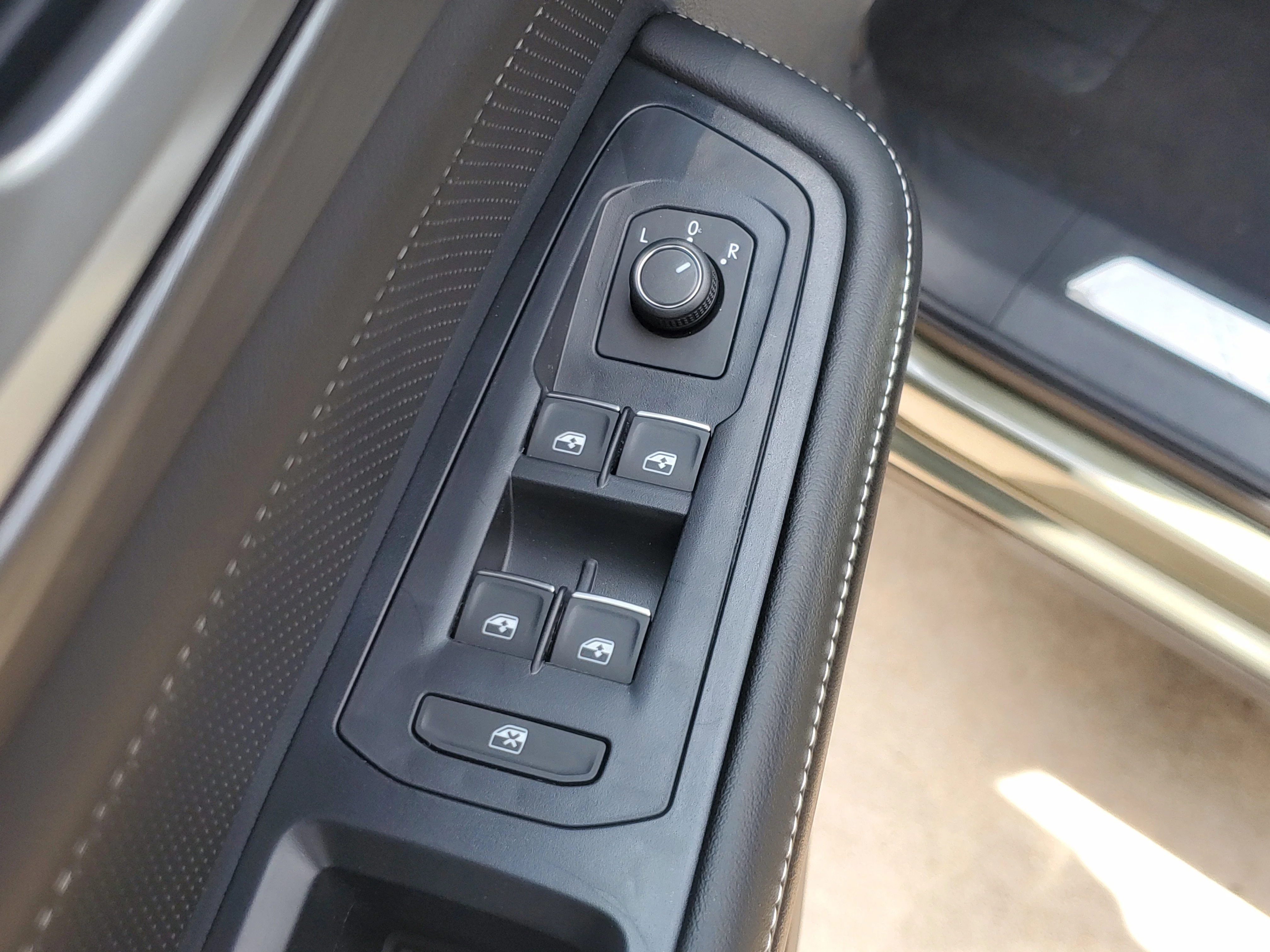 New 2026 Green Volkswagen 2.0T SE w/Technology image 18