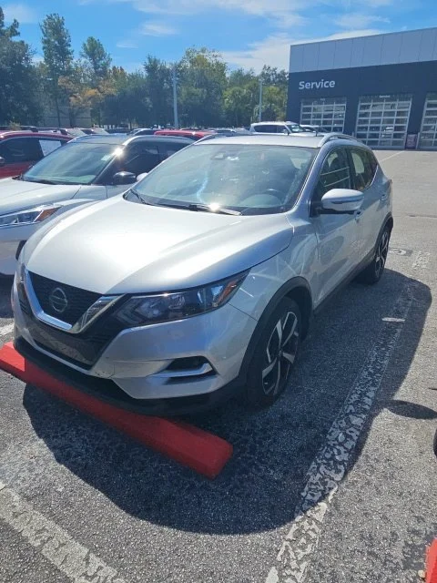Certified Used 2022 Silver Nissan SL image 2