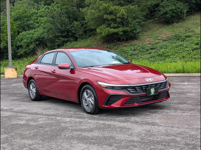 2025 Hyundai ELANTRA SE