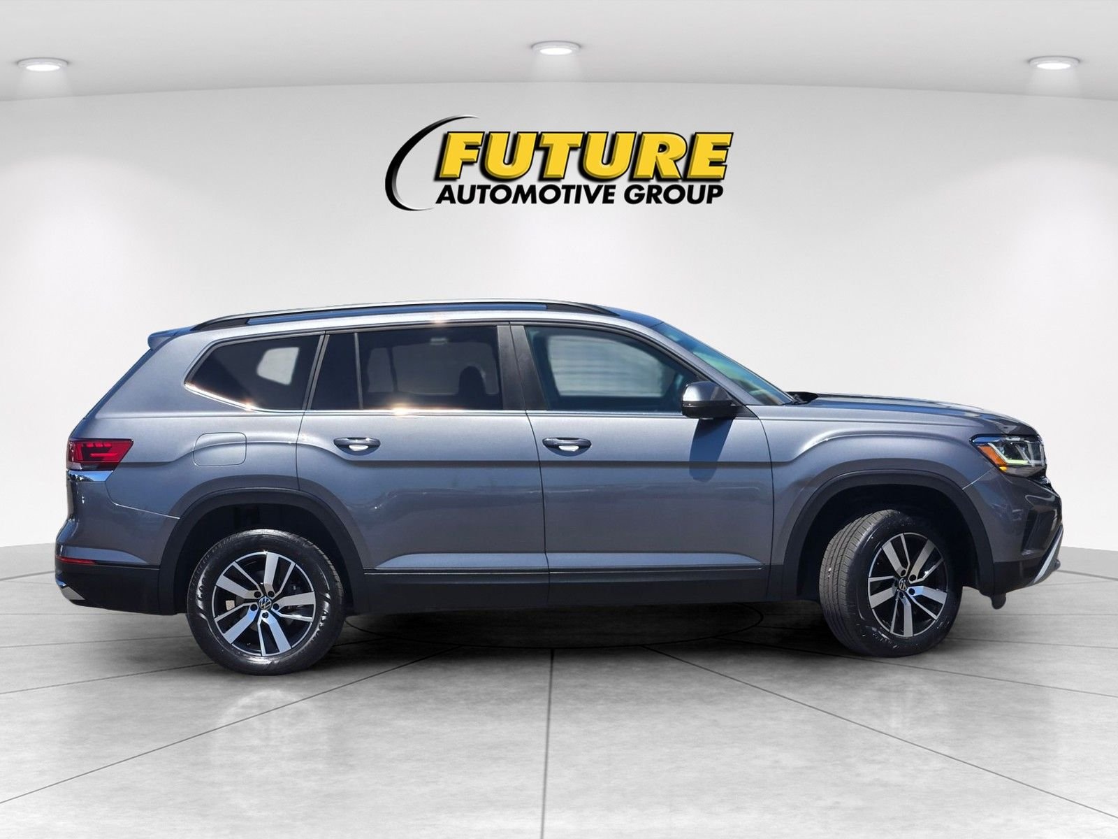 Used 2023 Gray Volkswagen 2.0T SE image 3