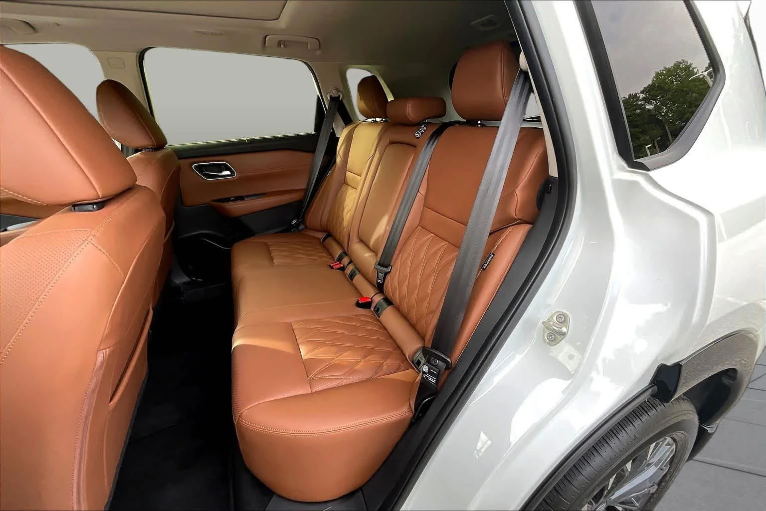 Used 2025 Everest White Pearl Nissan Platinum image 39