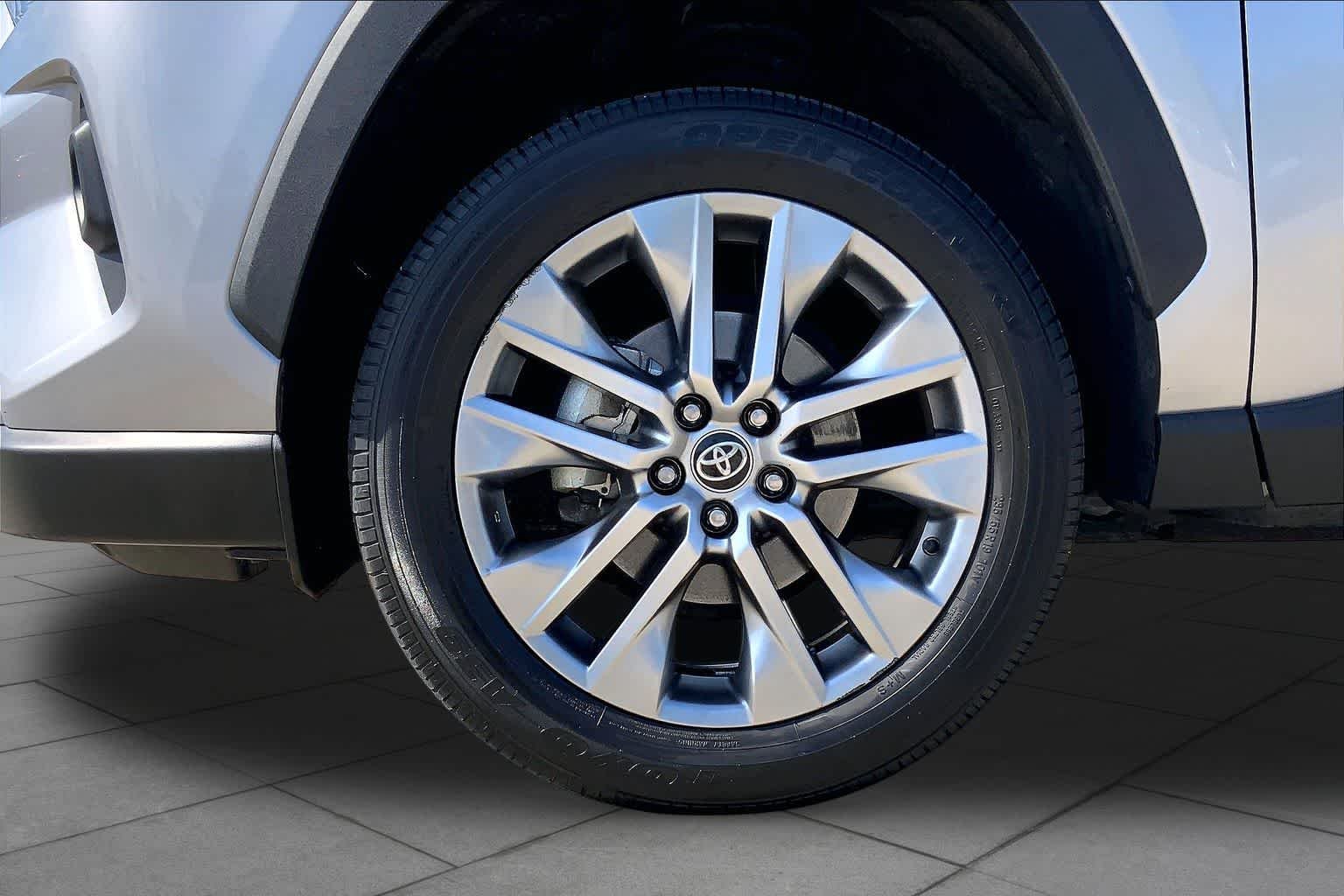 Used 2024 Silver Sky Metallic Toyota XLE Premium image 10