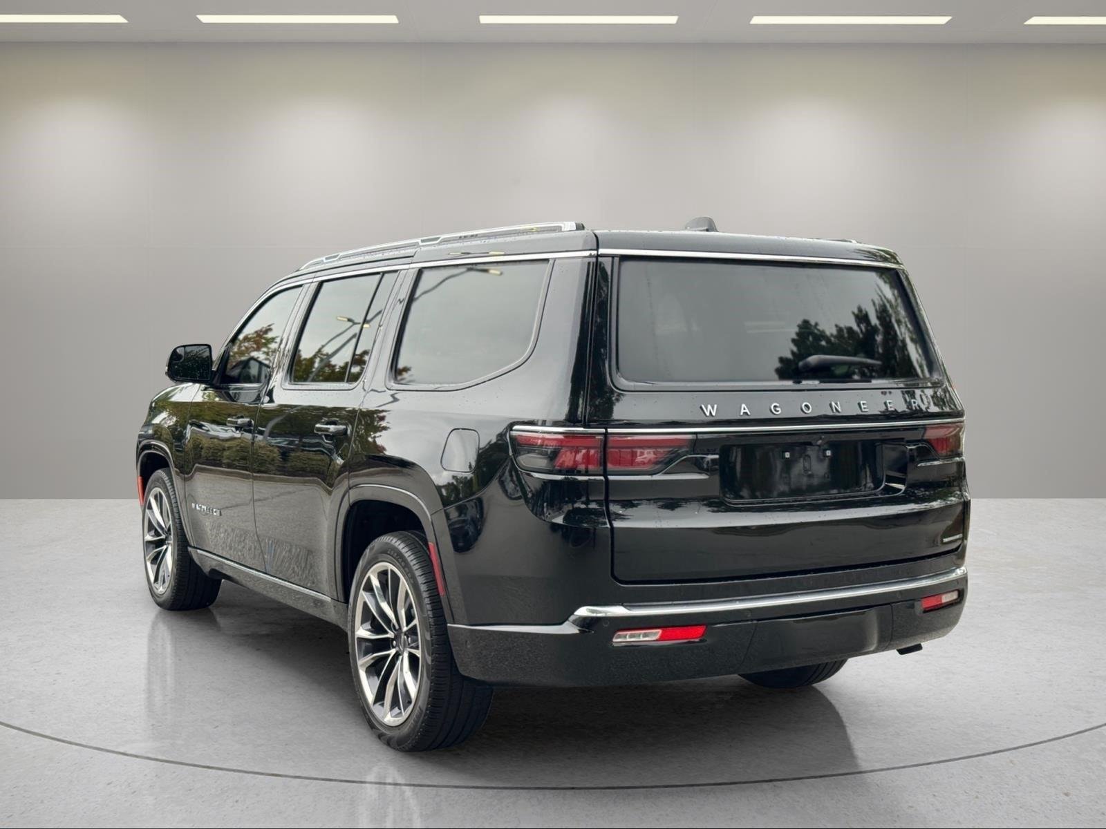 Used 2023 Diamond Black Crystal Pearlcoat Jeep Series III image 3