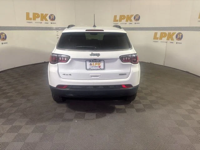 Used 2022 Bright White Clearcoat Jeep Latitude image 8