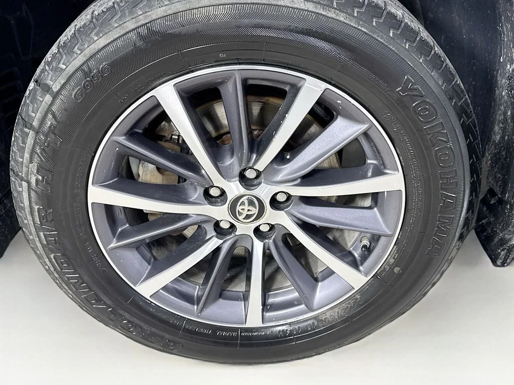 Used 2018 Gray Toyota XLE image 42