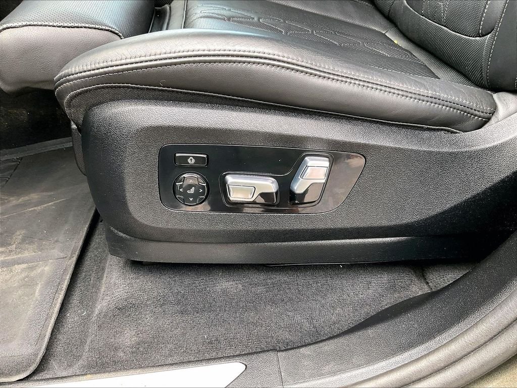 Used 2024 Green BMW xDrive40i image 28
