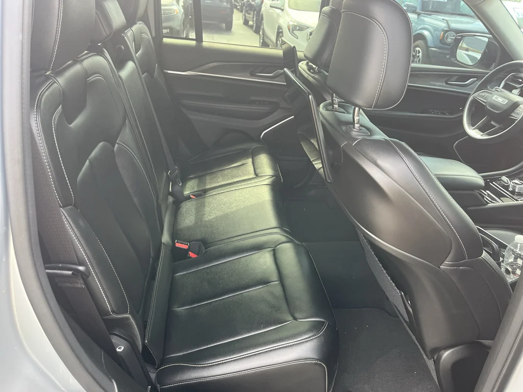 Used 2023 Silver Zynith Jeep 4xe image 24