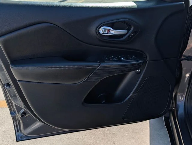 Used 2016 Gray Jeep Limited image 16