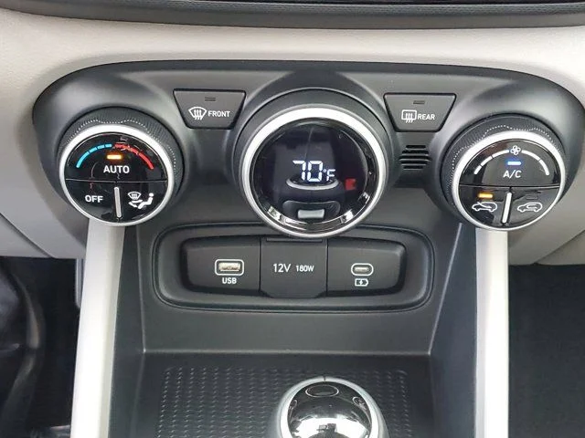 2025 Hyundai Venue SEL - Photo 27