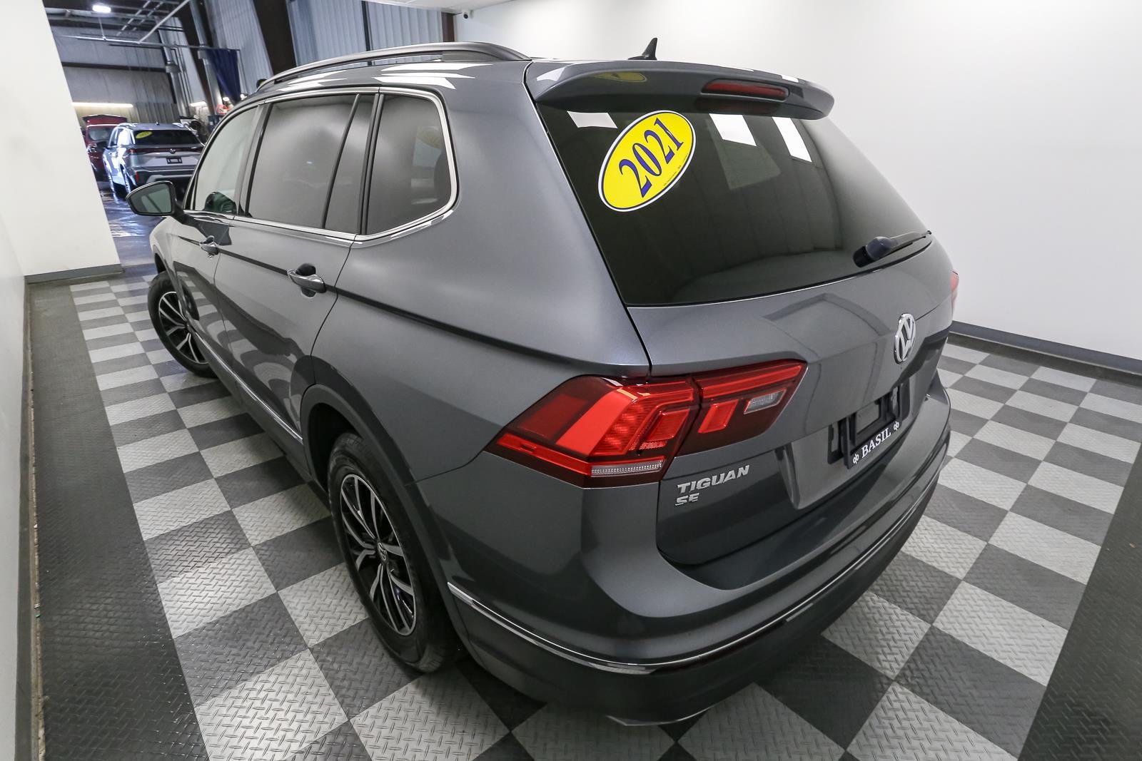 Used 2021 Platinum Gray Metallic Volkswagen SE image 11