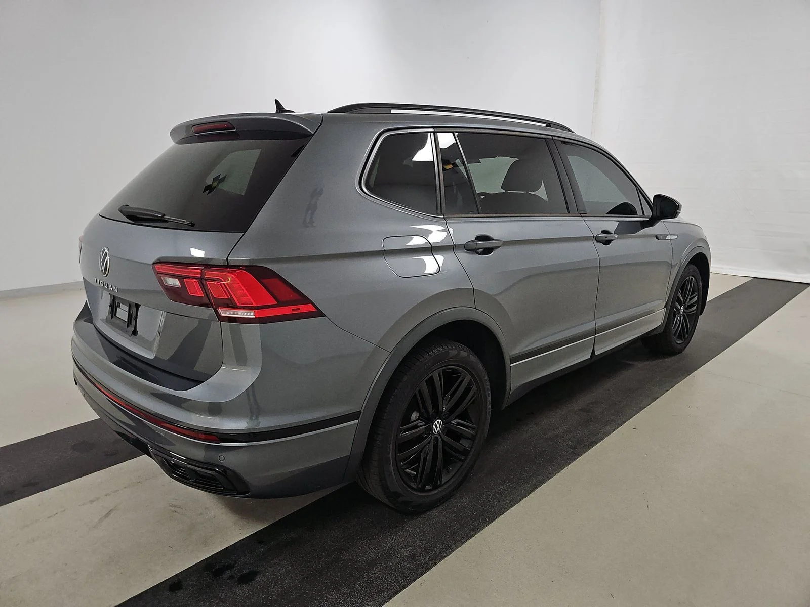 Used 2022  Volkswagen 2.0T SE R-Line Black image 7
