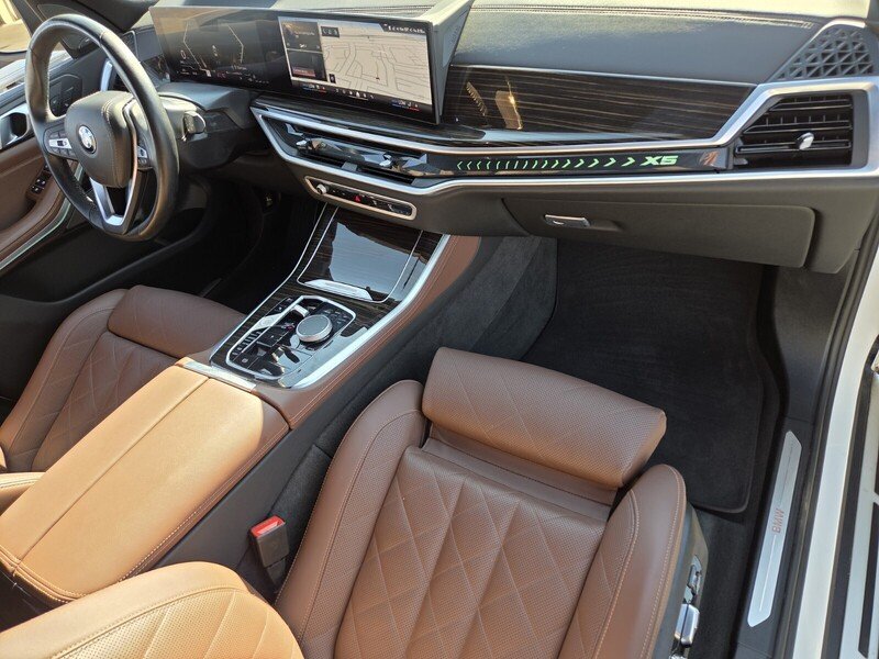 Used 2025 White BMW xDrive40i image 22