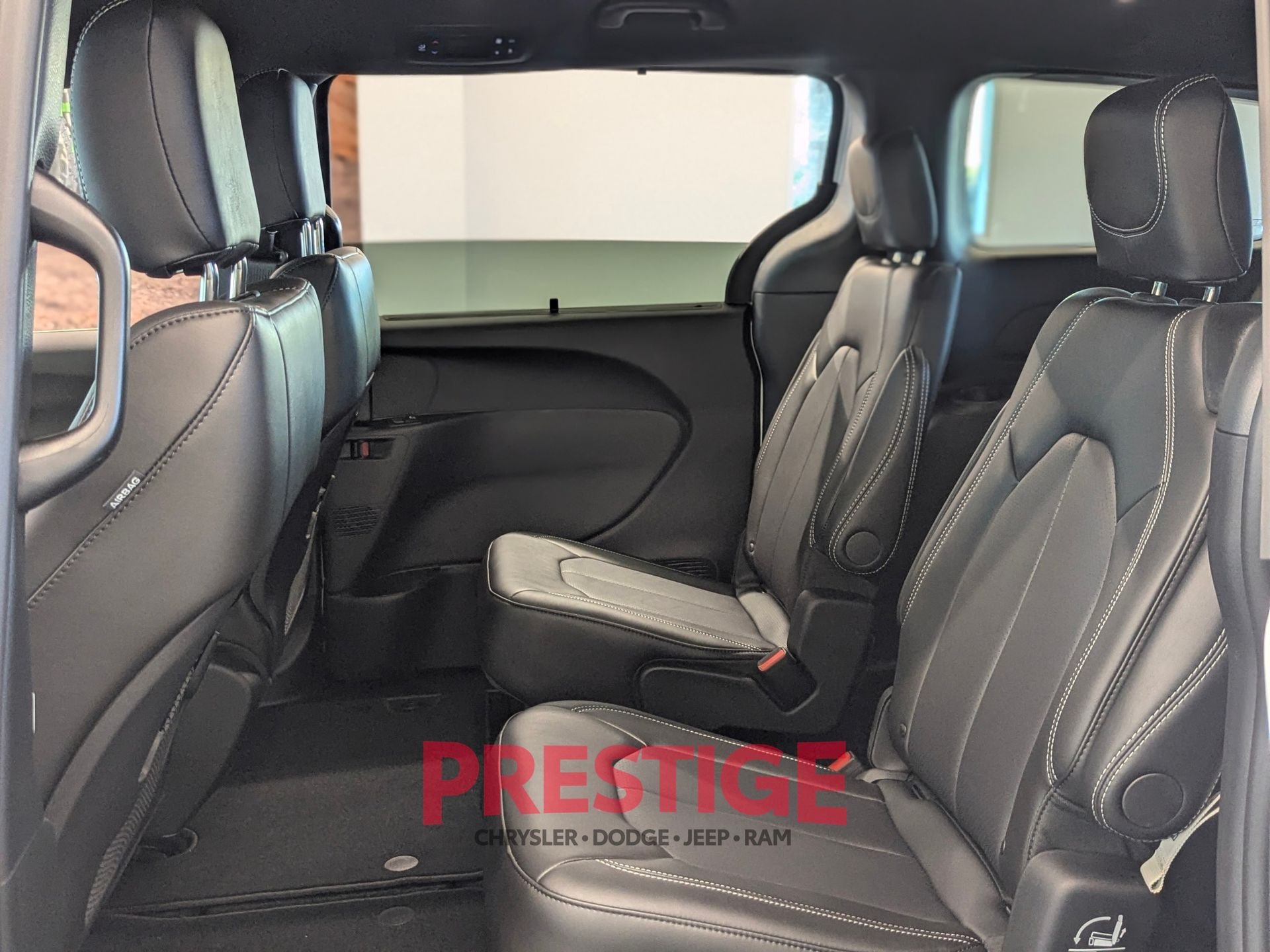 New 2027 Bright White Clear-Coat Exterior Paint Chrysler Select image 26
