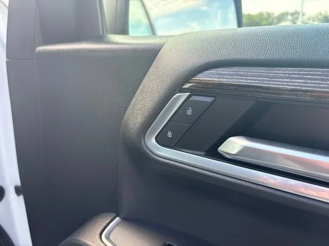 Used 2022 SUMMIT WHITE GMC Elevation image 42