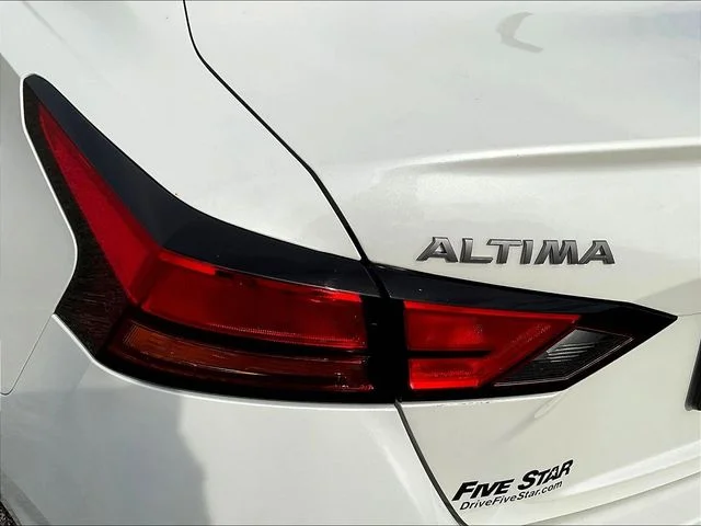 Used 2025 White Nissan 2.5 SL image 24