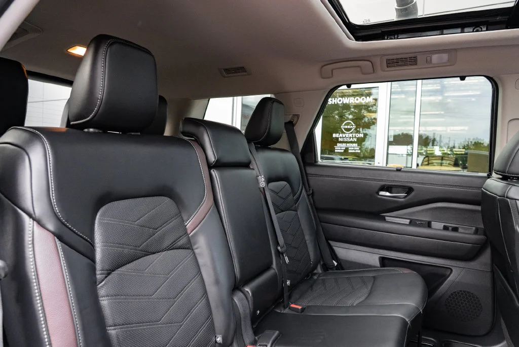 Used 2025 Black Nissan Platinum image 27