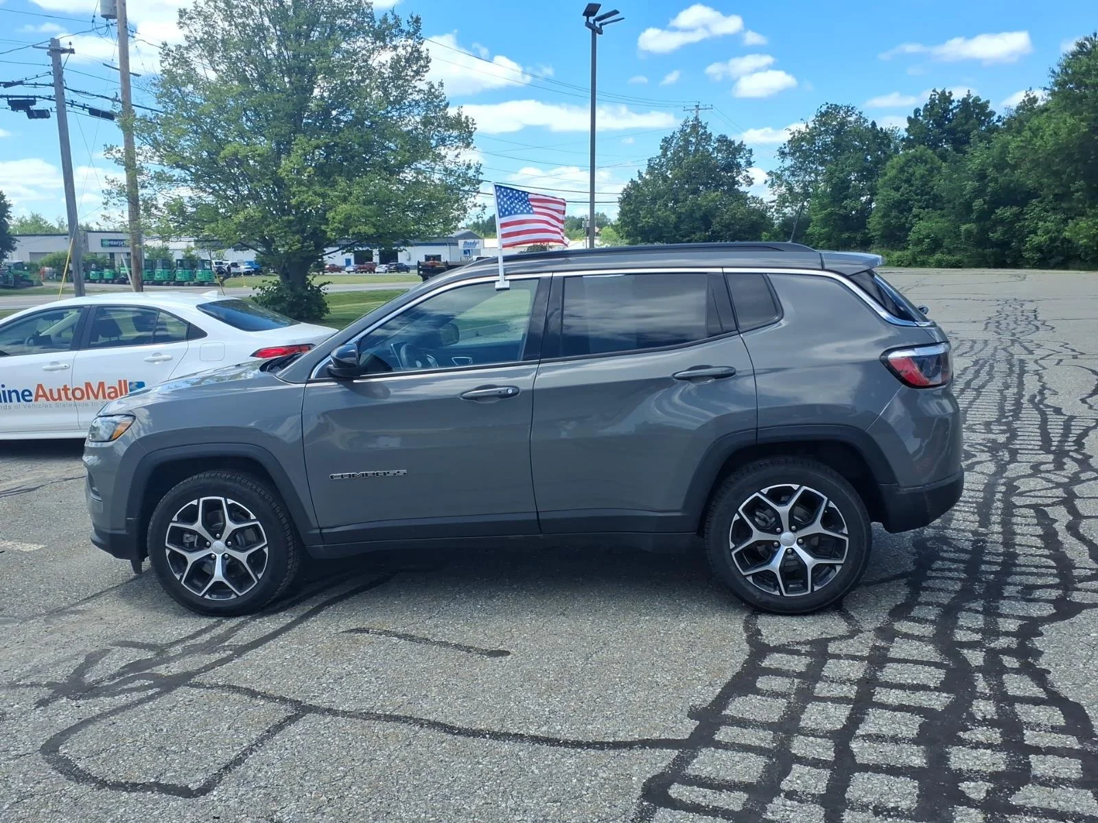 Used 2024 Gray Clearcoat Jeep Latitude image 8