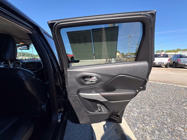 Used 2018 Diamond Black Jeep Trailhawk image 22