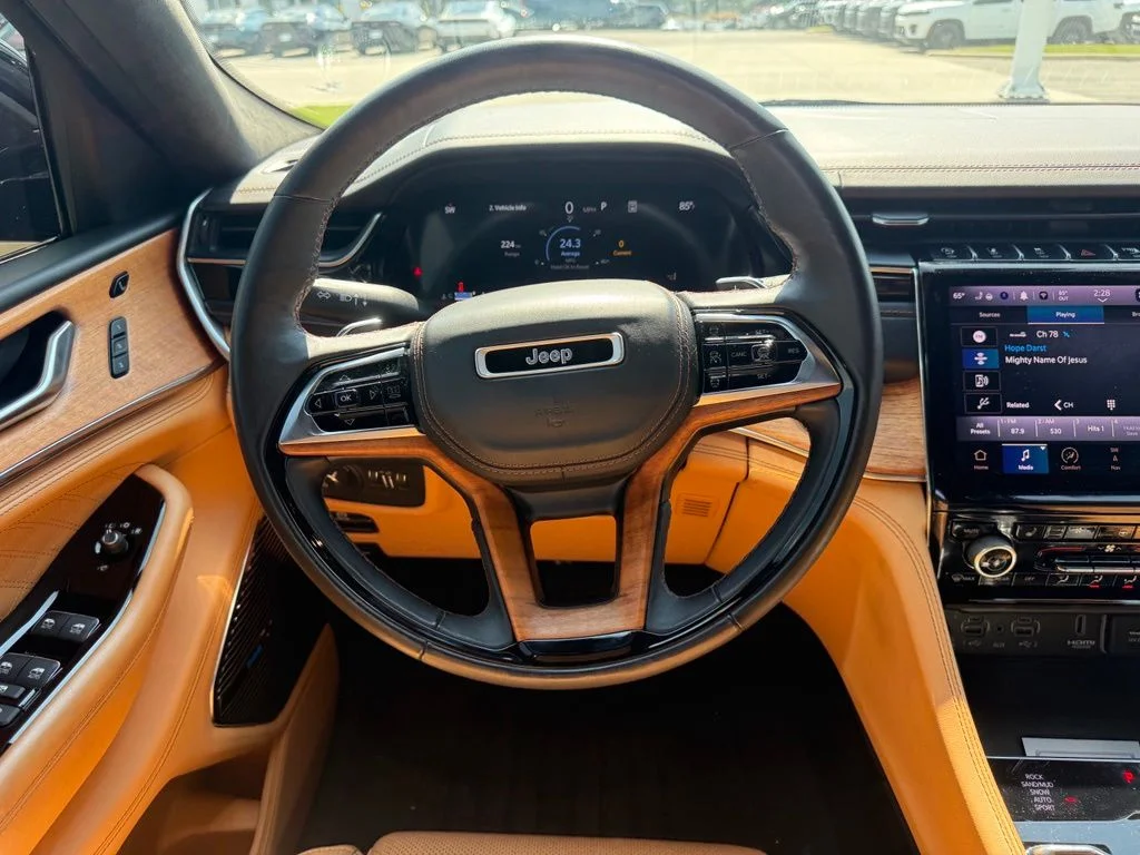 Used 2023 Gray Jeep Summit Reserve image 9