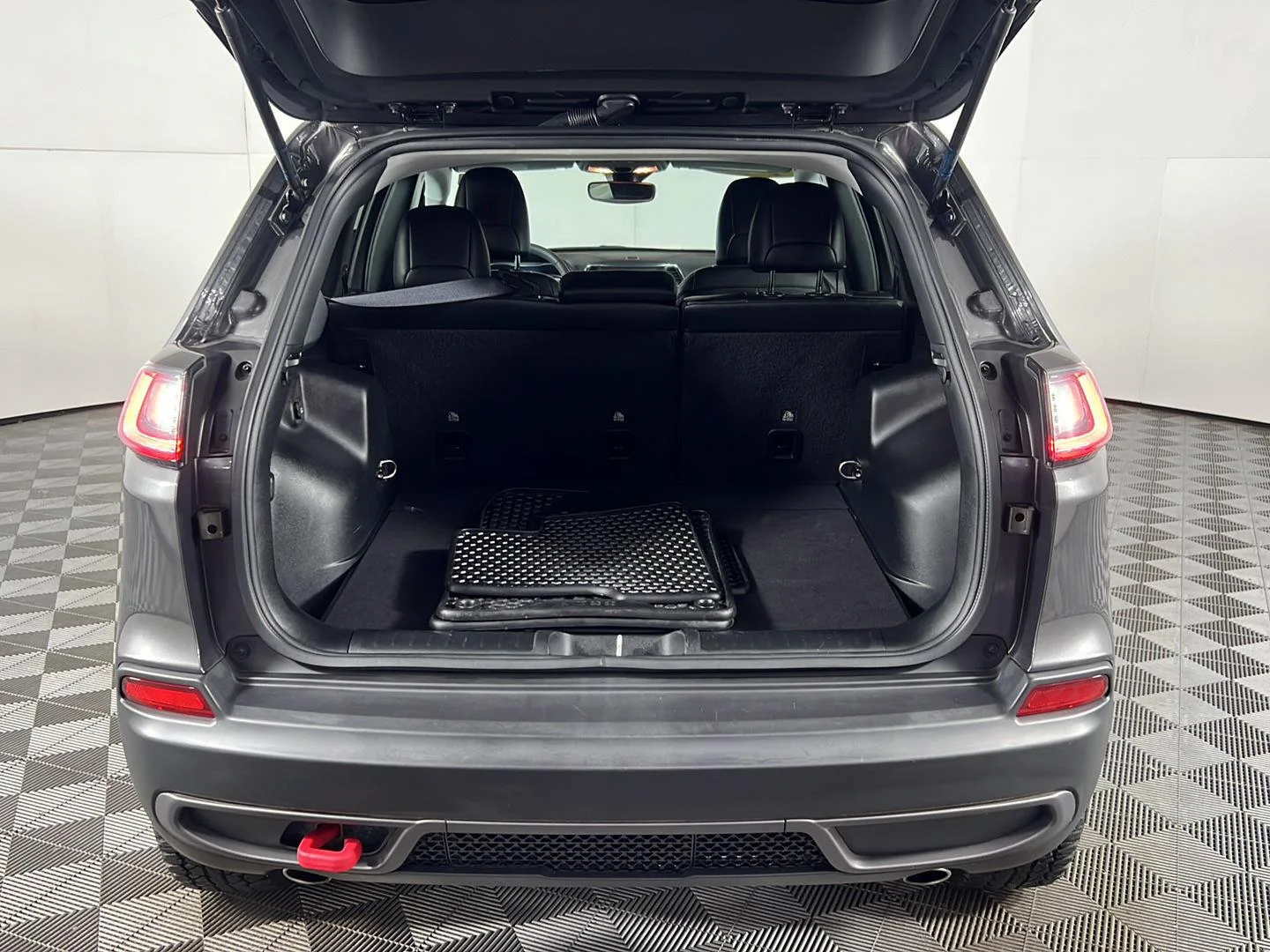 Used 2022 Granite Crystal Metallic Clearcoat Jeep Trailhawk image 31