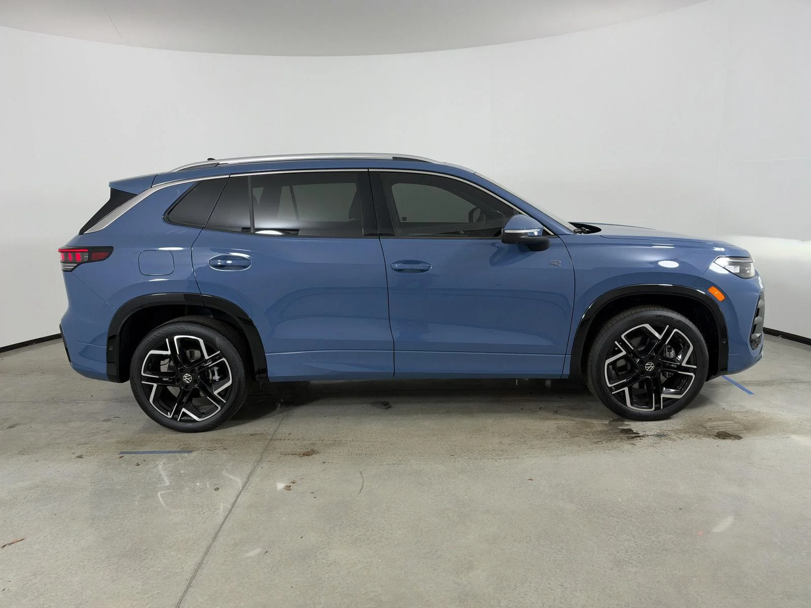 New 2026 Monterey Blue Pearl Volkswagen SEL R-Line Turbo image 4