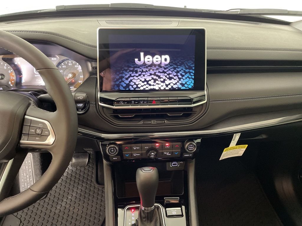 New 2026 Silver Zynith Metallic Clearcoat Jeep Latitude image 25