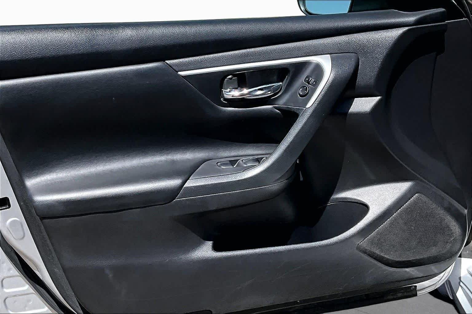 Used 2018 Brilliant Silver Nissan 2.5 S image 24