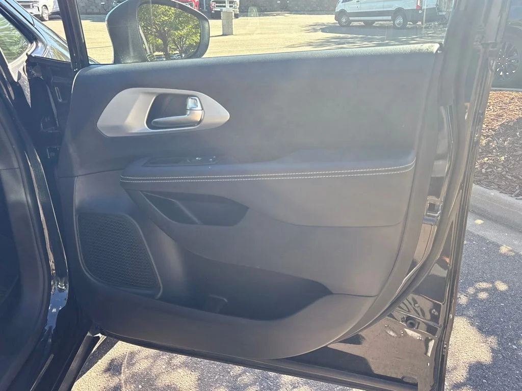 Used 2023 Black Chrysler Touring L image 33