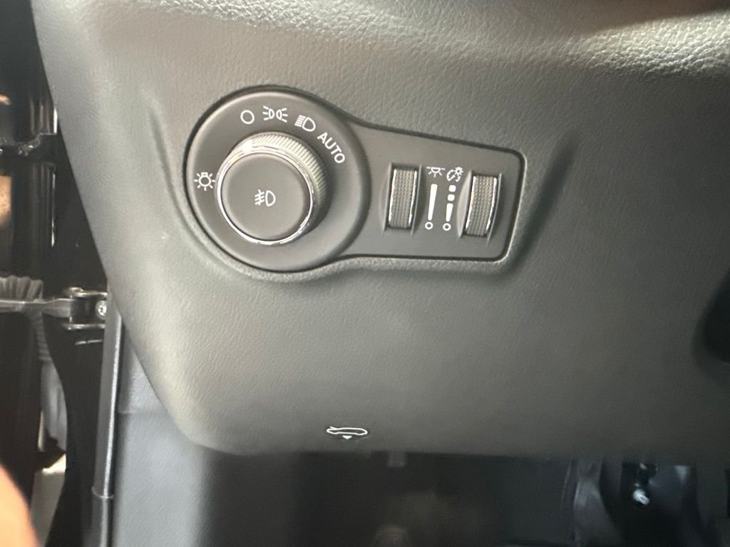 Used 2025 Black Jeep Latitude image 16