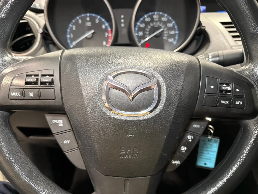 Used 2013 White Mazda i Sport image 17