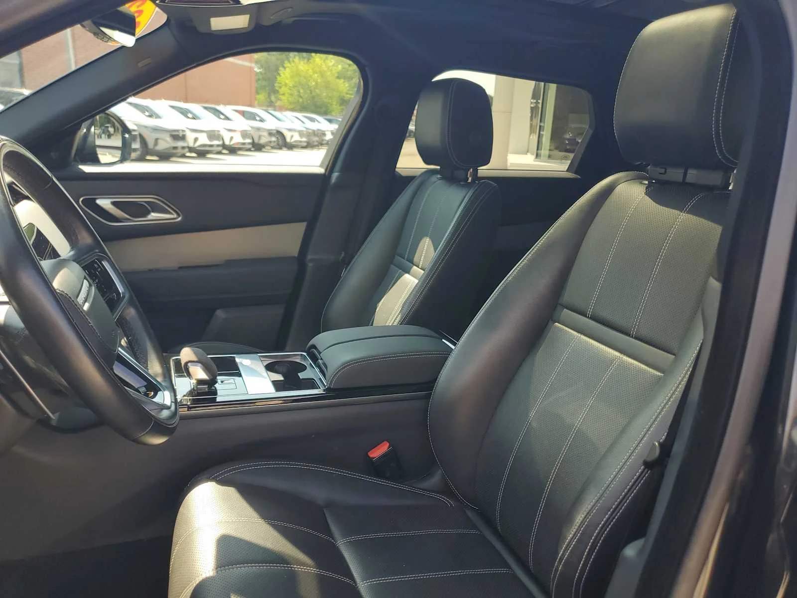 Used 2023  Land Rover R-Dynamic S image 18