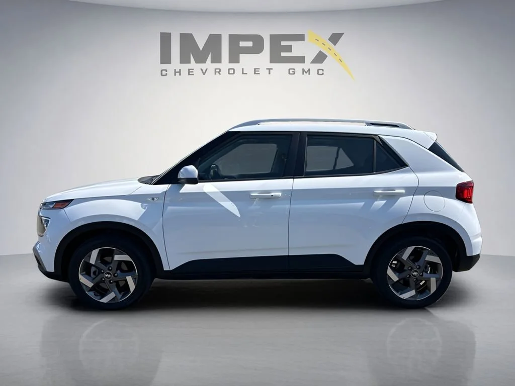 Used 2025 White Hyundai SEL image 2