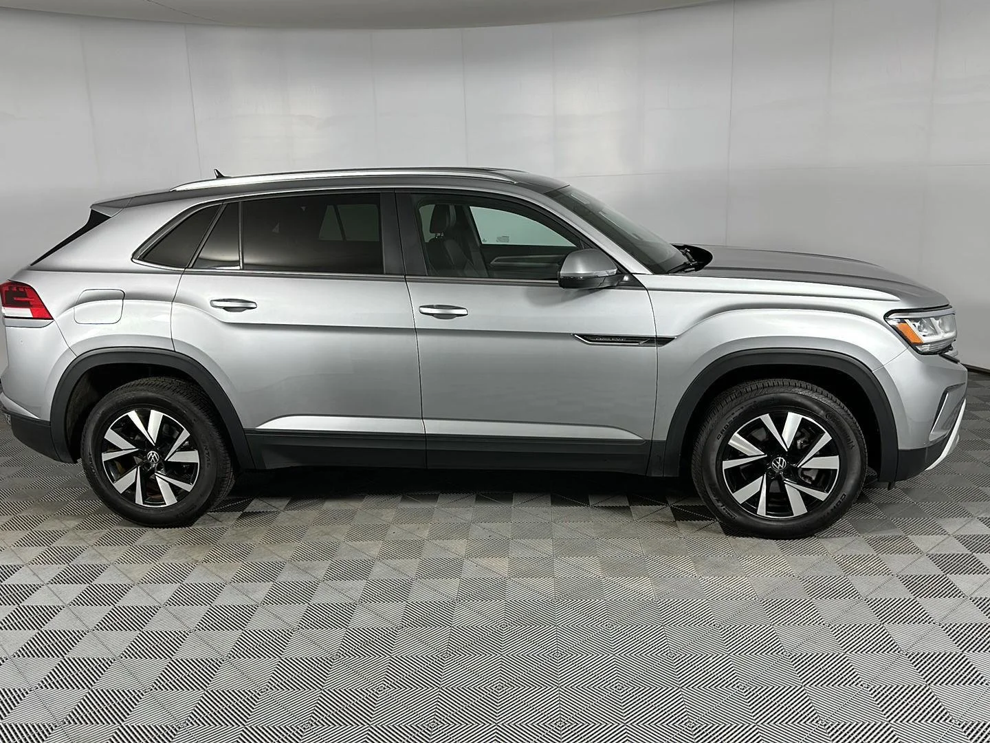 Used 2023 Pyrite Silver Metallic Volkswagen 2.0T SE image 4