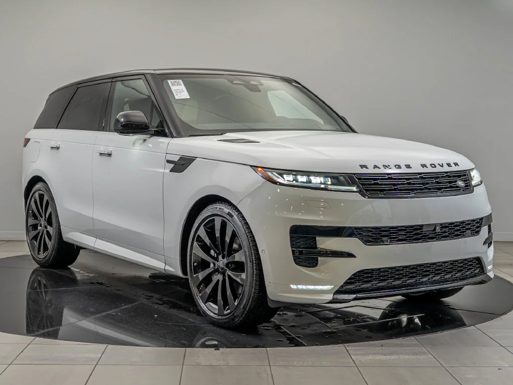 New 2026 Fuji White Land Rover Dynamic SE image 3