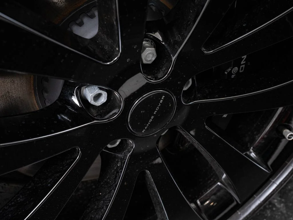 New 2026 Santorini Black Metallic Land Rover Dynamic SE image 8