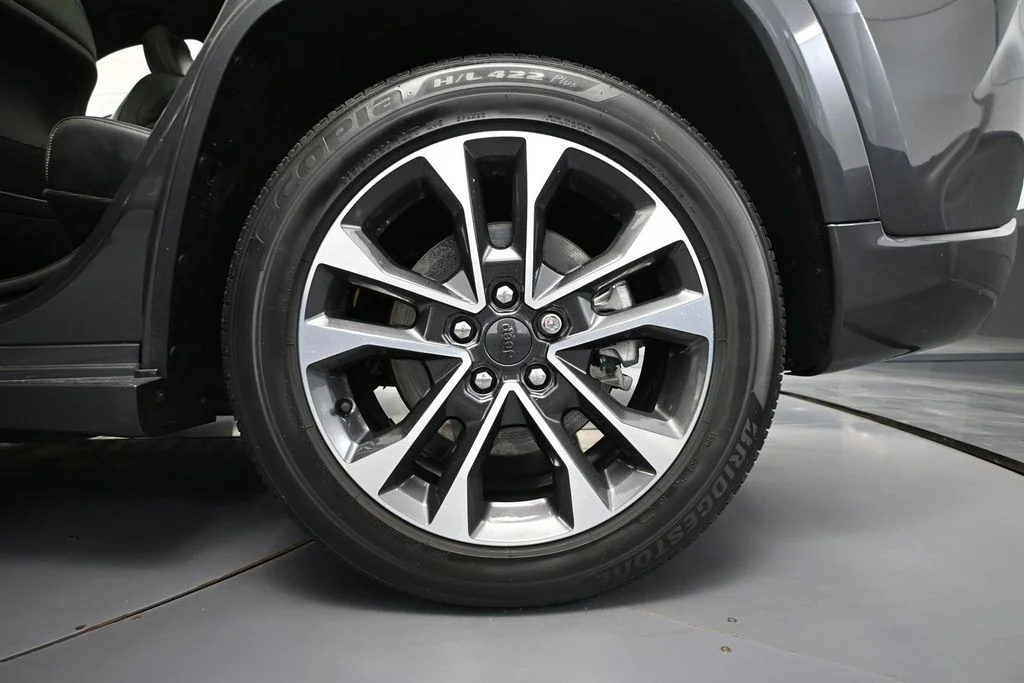 Used 2023 Gray Jeep Overland 4xe image 10