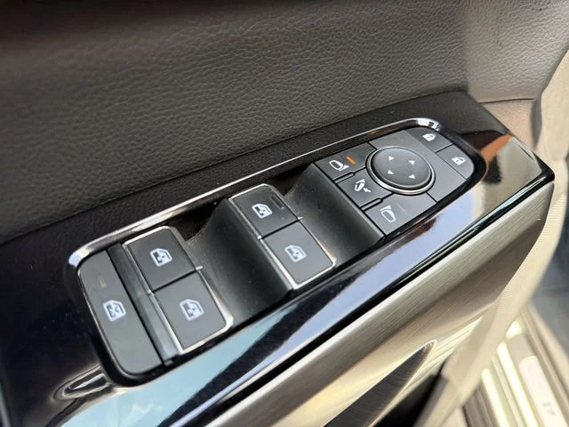 Used 2023 White Nissan Platinum image 13