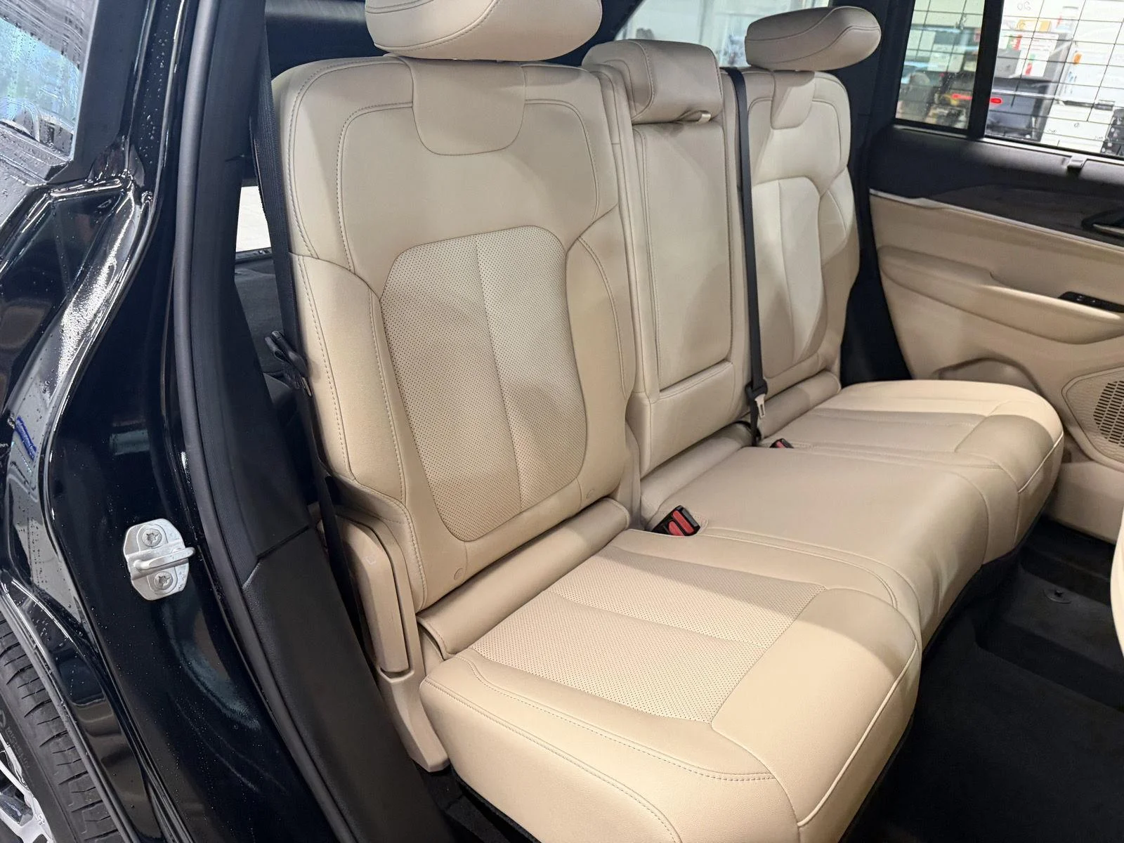 Used 2024 Diamond Black Crystal Pearlcoat Jeep Limited image 20