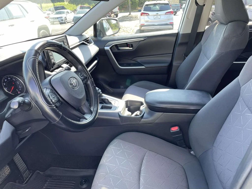 Used 2019  Toyota XLE image 19